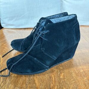 Toms Black Wedge Shoes with Elegant Design